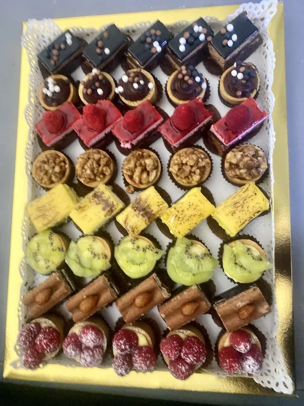 Coffret de petits fours assortis