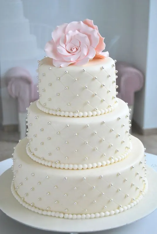 Gâteau de mariage lissé à la crème