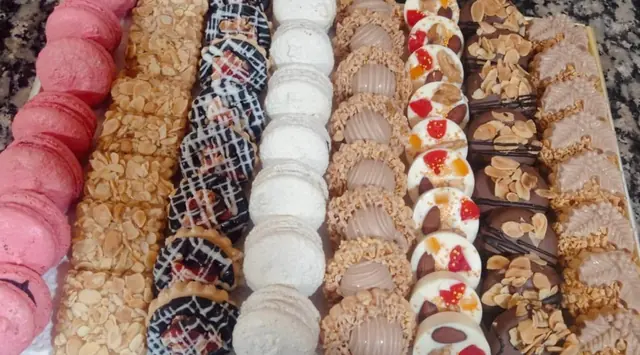 Plateau de petits fours en rangées