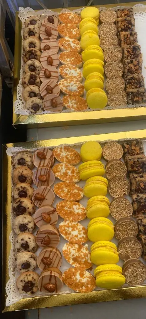 Plateau de petits gâteaux et macarons