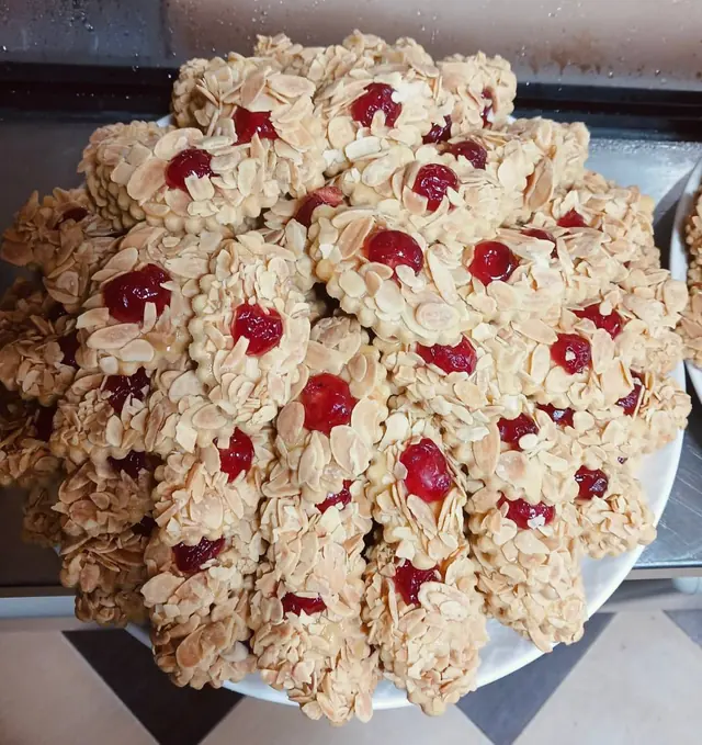 Sablés aux amandes et cerise confite