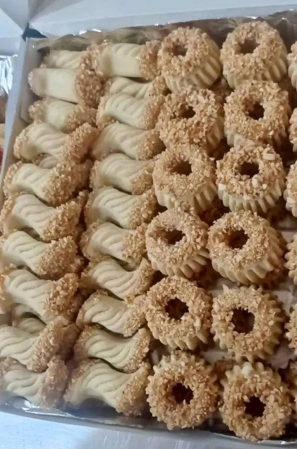 Sablés aux amandes, vagues et couronnes