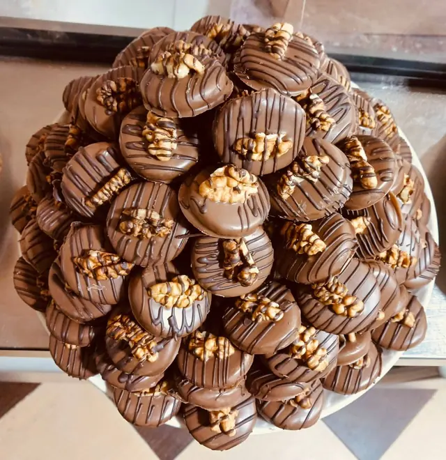 Sablés enrobés de chocolat et noix